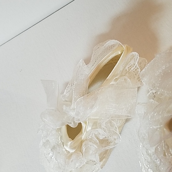 Pale Cream Lacy Shoes Size 13 5 1/4" x 2 1/4" - Picture 2 of 2